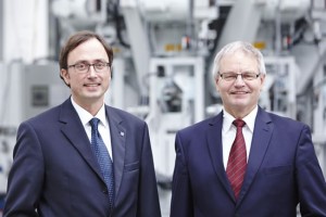 Analizamos el crecimiento de los sacos de plástico con el Sr. Robert Brüggemann (izquierda) - Director de la División de Química y el Sr. Heinz-Werner Bunse (derecha) - Director de Ventas de la División de Cemento.